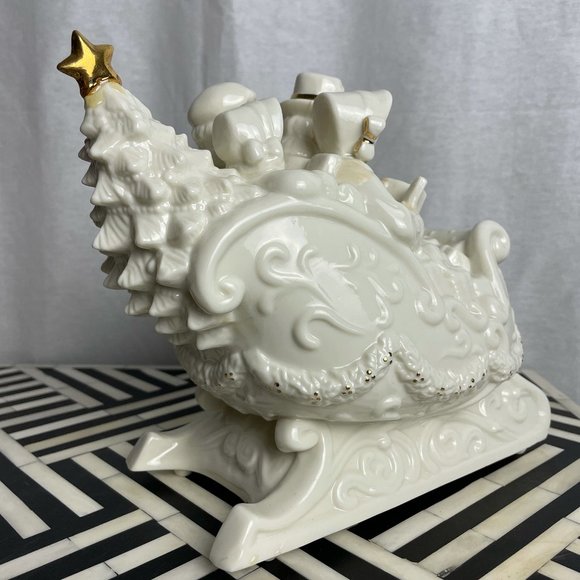 Vintage music box sculpted in a sleigh with caroling family - Picture 8 of 16